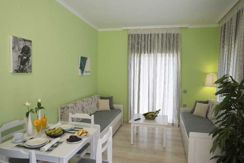 Elia Stalos Apartments Agia Marina Exteriör bild